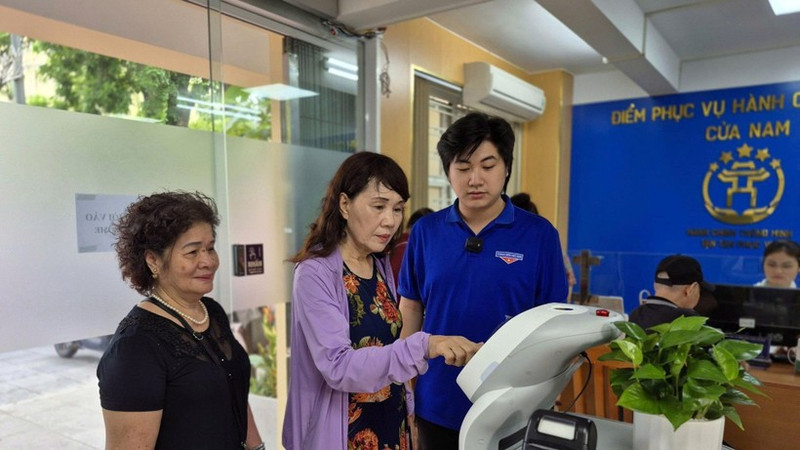 Usan robot con inteligencia artificial para realizar trámites administrativos en el barrio de Cua Nam, Hanói. (Foto: Nhan Dan)
