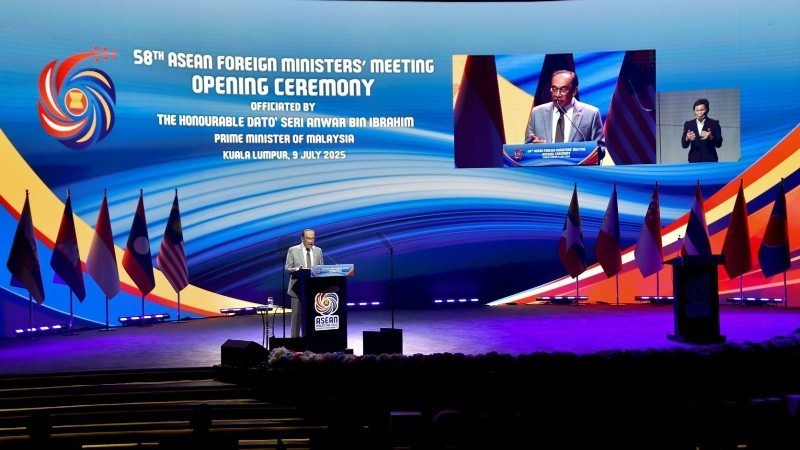 El primer ministro de Malasia, Anwar Ibrahim, habla en la ceremonia inaugural de la 58ª Reunión de Ministros de Relaciones Exteriores de la Asean. (Foto: Ministerio de Relaciones Exteriores de Vietnam)