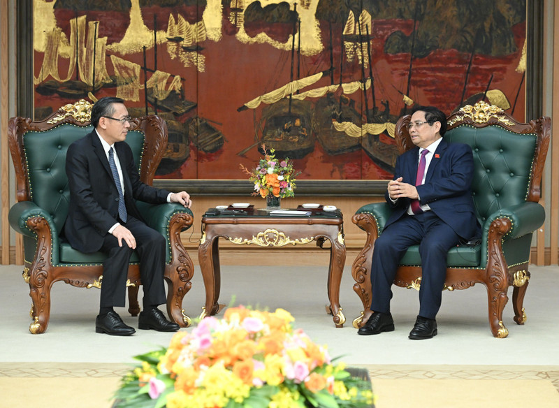 El primer ministro de Vietnam, Pham Minh Chinh, y el titular laosiano de Trabajo y Bienestar, Phosay Sayasone. (Foto: Nhan Dan)