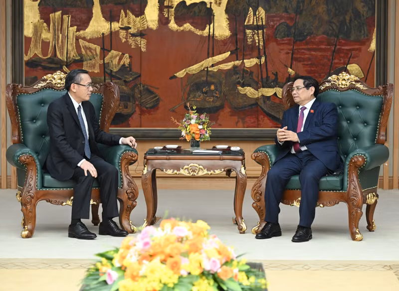 El primer ministro de Vietnam, Pham Minh Chinh, y el titular laosiano de Trabajo y Bienestar, Phosay Sayasone. (Foto: Nhan Dan)