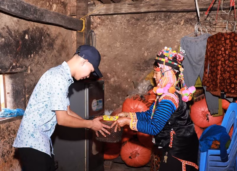 Los hijos y nietos deben inclinarse cortésmente al ofrecer o recibir regalos en señal de respeto a sus padres.