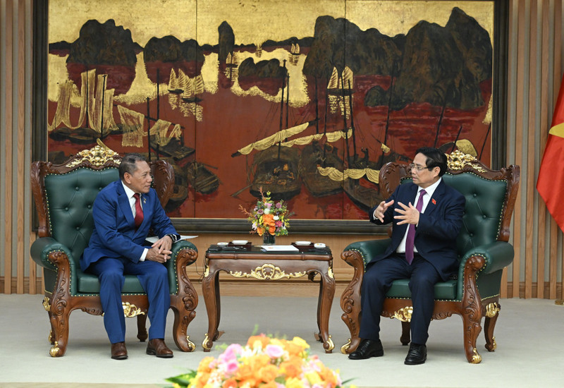 El primer ministro de Vietnam, Pham Minh Chinh, y el ministro de Asuntos Exteriores y Comercio Exterior de las Islas Salomón, Peter Shanel Agovaka. (Foto: Nhan Dan)