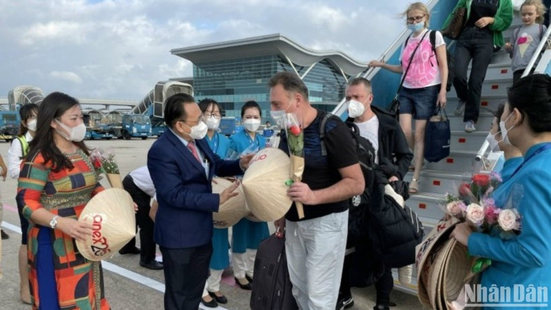 Turistas rusos visitan Vietnam. (Foto: Nhan Dan)