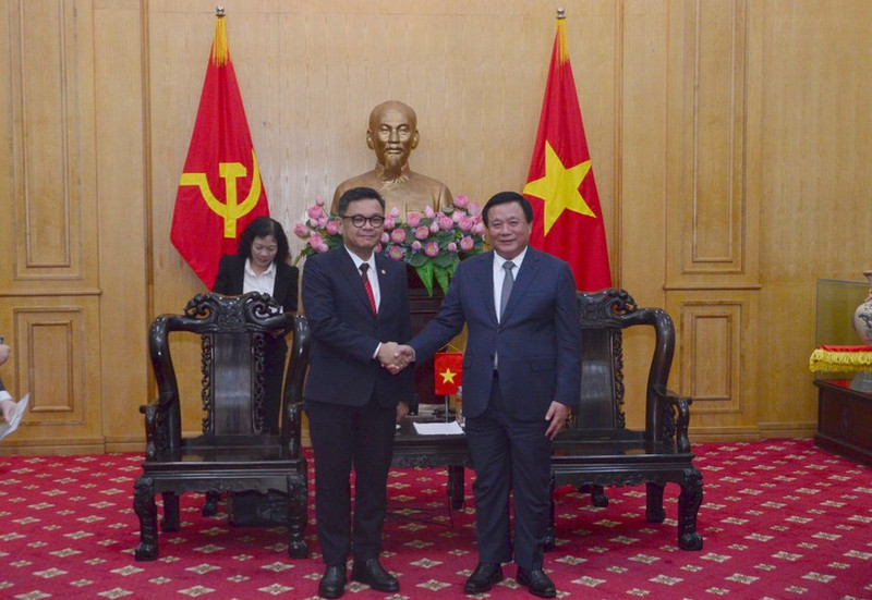 Nguyen Xuan Thang, miembro del Buró Político del Partido Comunista de Vietnam (PCV) y director de la Academia Nacional de Política Ho Chi Minh y Ace Hasan Syadzily, presidente de la LEMHANNAS (Foto: Nhan Dan) 