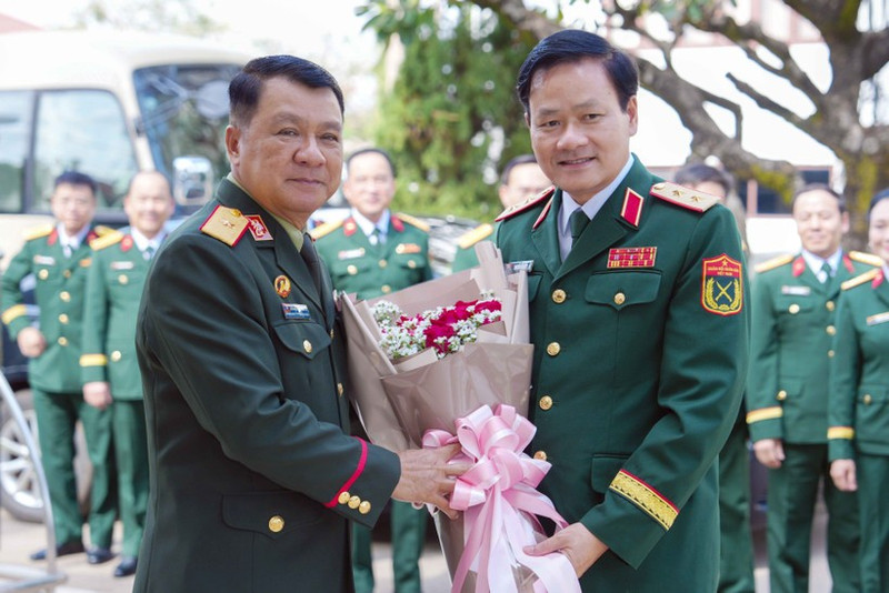 El jefe del Departamento de Educación Política del Ejército Popular de Vietnam (EPV), general de división Nguyen Van Duc su similar del Ejército Popular de Laos, el brigadier Keosouvanh Phangphilavong. (Foto: VNA)