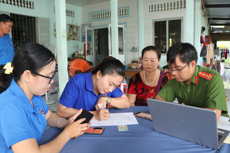 El índice de satisfacción de los ciudadanos con los trámites administrativos ofrecidos por las fuerzas policíacas alcanza el 96,37 por ciento en 2025. (Foto ilustrativa: VNA)