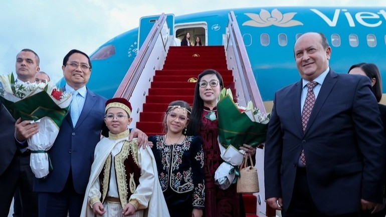 El primer ministro de Argelia, Sifi Ghrieb, recibe personalmente al su par de Vietnam, Pham Minh Chinh. (Foto: VGP)