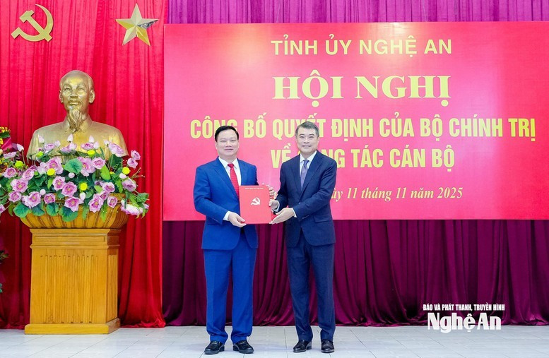 Le Minh Hung, miembro del Buró Político y del Secretariado del Comité Central del PCV y jefe de su Comisión de Organización, entrega la la decisión del Buró Político al nuevo secretario del Comité del Partido de Nghe An, Nguyen Khac Than. (Foto: baonghean.vn)