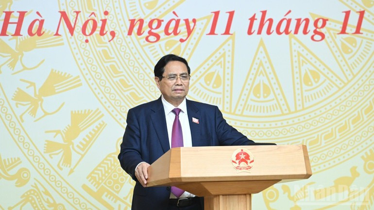 El primer ministro de Vietnam, Pham Minh Chinh, preside la reunión semanal para impulsar la lucha contra la pesca INDNR. (Foto: Nhan Dan)