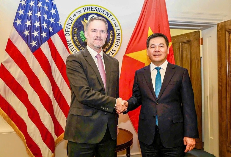 El ministro de Industria y Comercio de Vietnam, Nguyen Hong Dien, y el representante comercial de EE.UU., Jamieson Greer, en Washington D.C (Foto: moit.gov.vn)