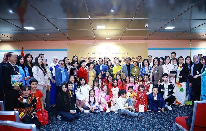 Premier vietnamita se reúne con la comunidad coterránea en Argelia