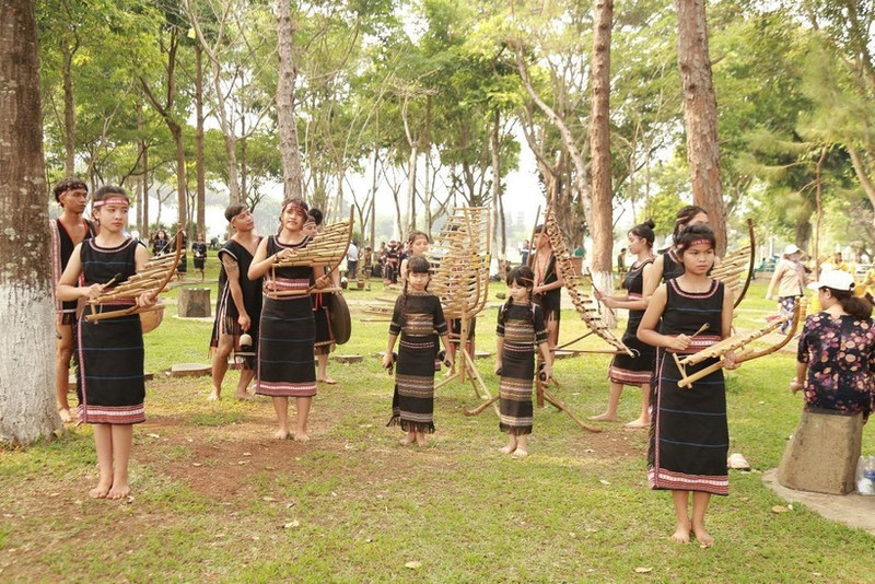 Actuación con instrumentos musicales tradicionales de los jóvenes en la provincia de Gia Lai (Foto: VNA)