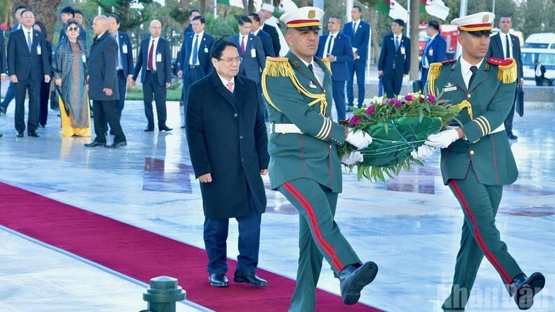 El primer ministro de Vietnam, Pham Minh Chinh, rinde homenaje en el Monumento a los Mártires. (Foto: Nhan Dan)