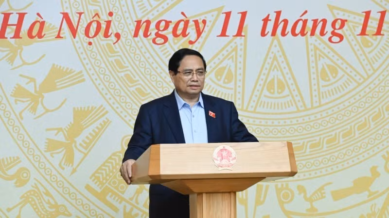 El primer ministro de Vietnam, Pham Minh Chinh, preside la tercera reunión del Comité Directivo Central sobre políticas de vivienda y el mercado inmobiliario. (Foto: Nhan Dan)