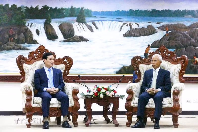 El subjefe de la Comisión de Propaganda y Movilización de Masas del Comité Central del Partido Comunista de Vietnam Trieu Tai Vinh (izquierda) y el secretario del Comité Central del Partido Popular Revolucionario de Laos y jefe de su Departamento de Propaganda y Entrenamiento, Khamphanh Pheuyavong. (Foto: VNA)