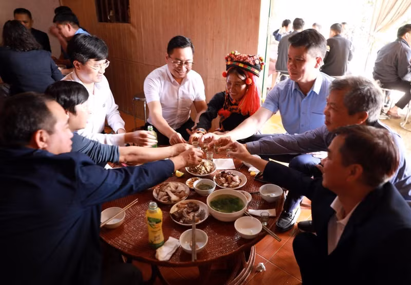 El pueblo Ha Nhi también prepara banquetes de Tet el primer día del año para invitar a huéspedes y desearles salud, paz y prosperidad en los negocios.