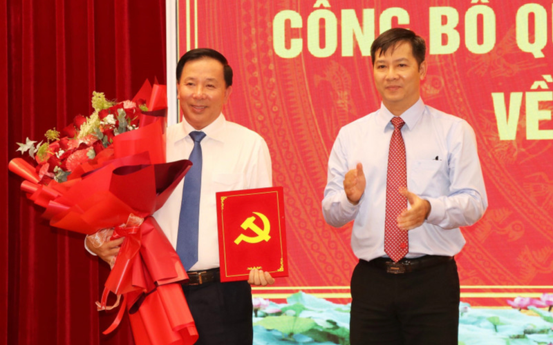 Nguyen Thanh Tam, miembro del Comité Central del Partido y subjefe de su Comisión de Organización, entrega la decisión sobre el nombramiento de Nguyen Van Ut. (Foto: VNA)