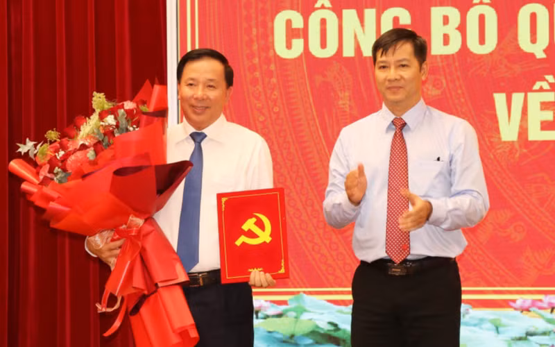 Nguyen Thanh Tam, miembro del Comité Central del Partido y subjefe de su Comisión de Organización, entrega la decisión sobre el nombramiento de Nguyen Van Ut. (Foto: VNA)