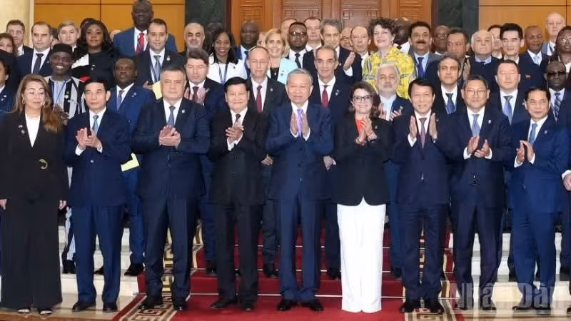 El secretario general del Partido Comunista y presidente de Vietnam, To Lam, junto a los jefes de las delegaciones de los países asistentes a la ceremonia de apertura de la Convención de Hanói. (Foto: Nhan Dan)