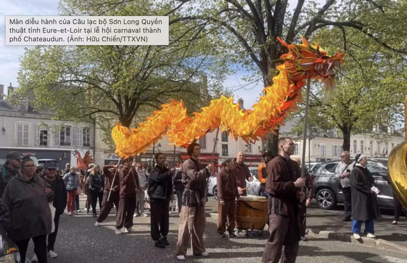 Desfile del club de artes marciales Son Long de la provincia de Eure-et-Loir en el carnaval de la ciudad de Chateaudun. Foto: VNA
