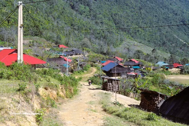 Desde la entrada de la aldea, tras recorrer unos 300 metros por un camino de tierra roja, se va revelando gradualmente un espacio cultural característico, distinto de los asentamientos modernos.