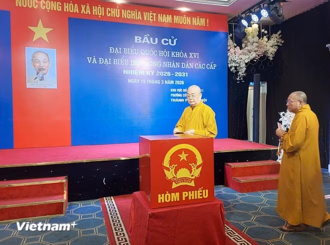 Monjes budistas participan en las elecciones legislativas. (Foto: Vietnam+)