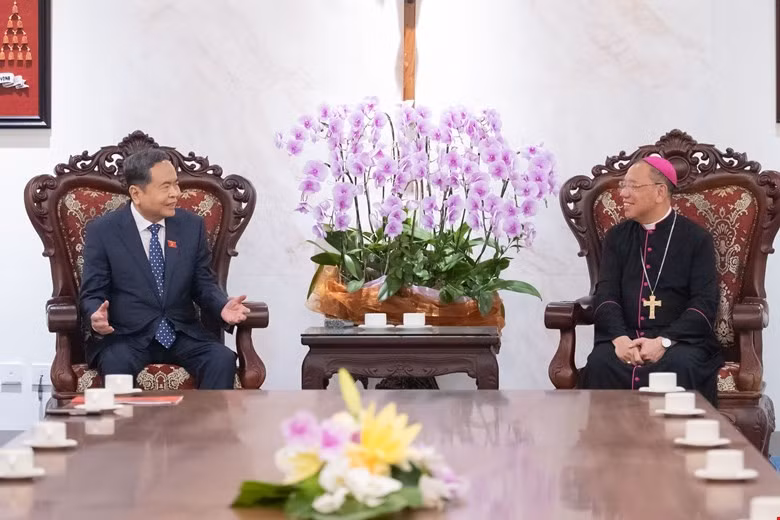 El presidente de la Asamblea Nacional de Vietnam, Tran Thanh Man, y el arzobispo Vu Van Thien. (Foto: quochoi.vn)