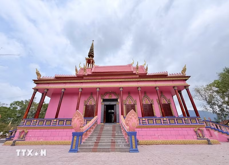 Un par de serpientes sagradas Naga de nueve cabezas se extiende a lo largo del camino que conduce al santuario principal, simbolizando protección y sacralidad en el budismo Theravada kmmer.