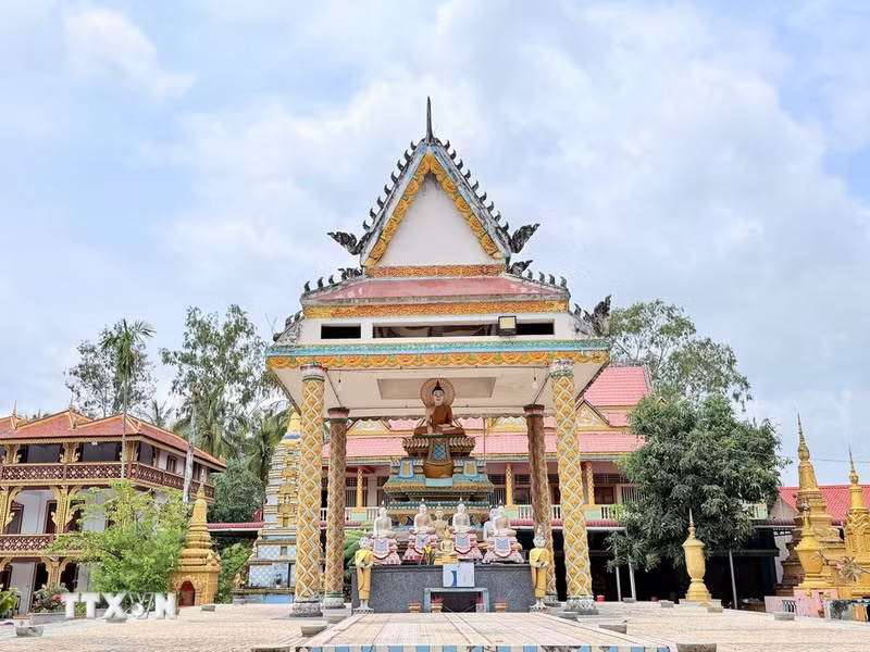 Las estructuras de culto en el recinto del templo reflejan claramente los rasgos tradicionales de la cultura khmer.