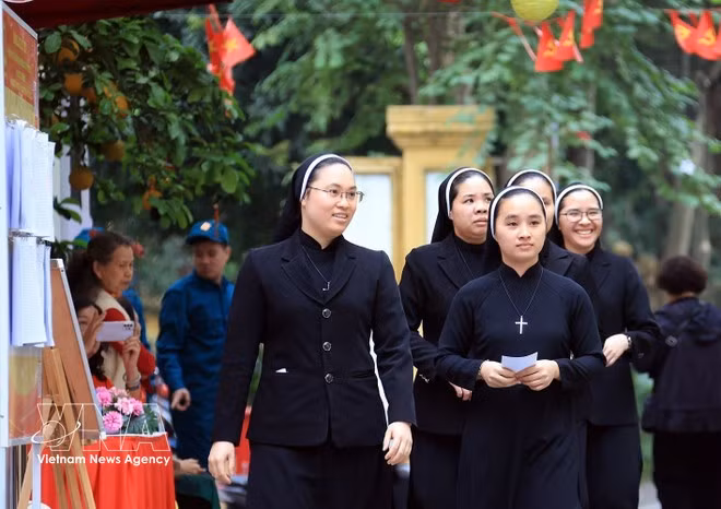 Numerosos fieles católicos de la parroquia de Hanoi acudieron a votar en las elecciones de diputados de la Asamblea Nacional de la XVI legislatura y de los Consejos Populares de todos los niveles para el período 2026–2031. (Foto: VNA)