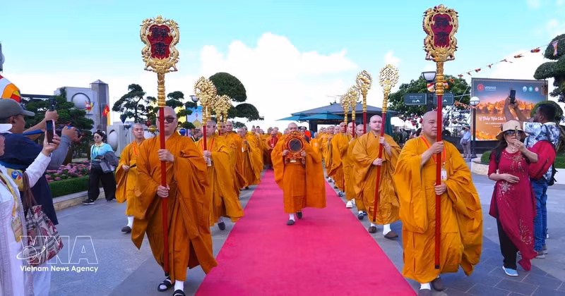 Día de Vesak de la ONU 2025: oraciones por la paz mundial y plantación de 108 árboles Bodhi en el monte Ba Den, provincia de Tây Ninh. (Foto: VNA)