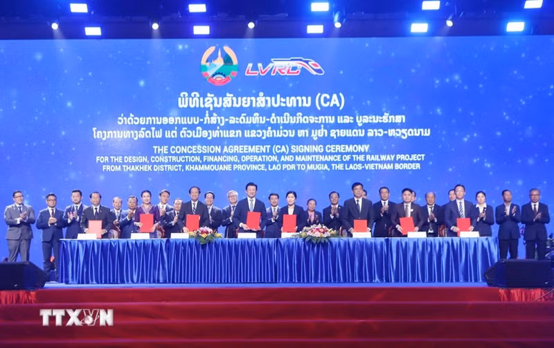 En la ceremonia de firma (Foto: VNA)