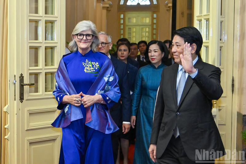 El presidente vietnamita, Luong Cuong, y su esposa ofrecen un solemne banquete en honor de la gobernadora general de Australia, Sam Mostyn, y su cónyuge. (Foto: Nhan Dan)