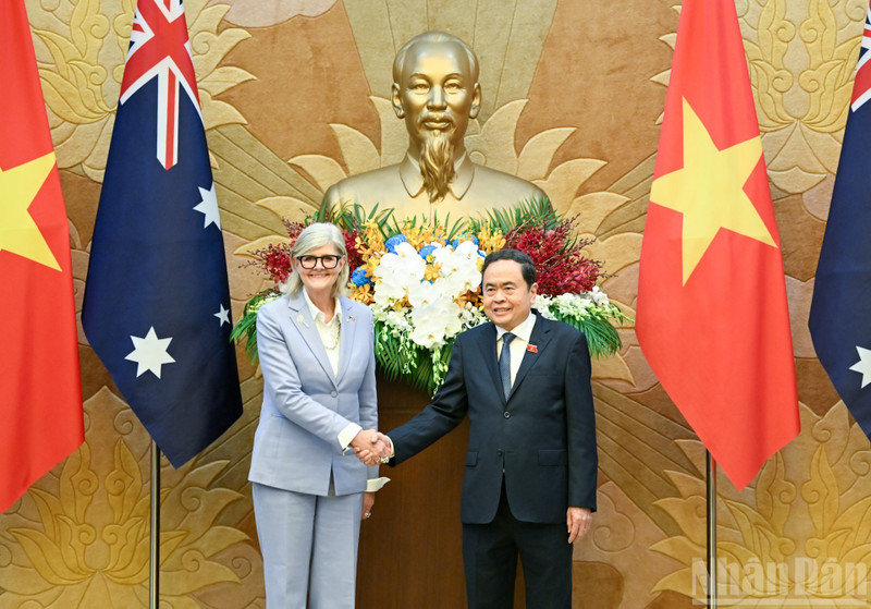 El presidente de la Asamblea Nacional de Vietnam, Tran Thanh Man, recibe a la gobernadora general de Australia, Sam Mostyn. (Foto: Nhan Dan)