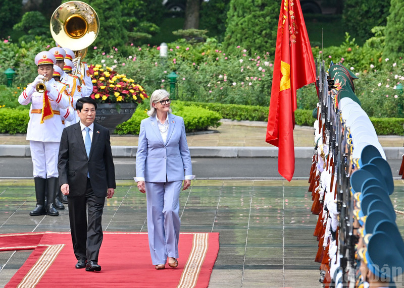 El presidente de Vietnam, Luong Cuong, y la gobernadora general de Australia, Sam Mostyn, pasan revista a la guardia de honor. (Foto: Nhan Dan)