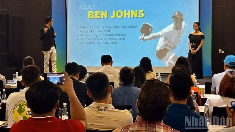 El legendario jugador de pickleball con más de 150 títulos “GOAT” Ben Johns está en Vietnam por primera vez para participar en el torneo. (Foto: Nhan Dan)