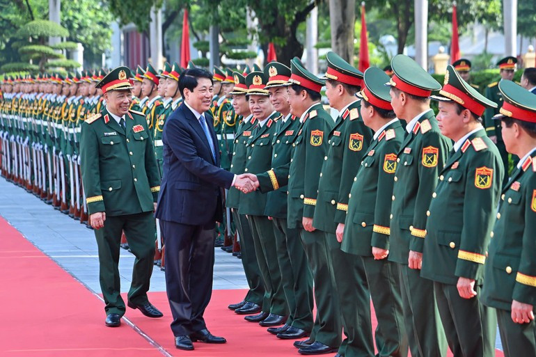 El presidente Luong Cuong asiste a la ceremonia de apertura del año académico 2025-2026 en la Academia de Defensa. (Foto: Nhan Dan)
