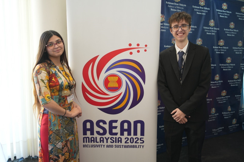 Los estudiantes de relaciones internacionales Pedro Toscano, de la Universidad de Palermo, y Florencia Camila Gómez, de la Universidad del Salvador (USAL-UB) (Foto: Cortesía de la Embajada de Vietnam en Argentina)