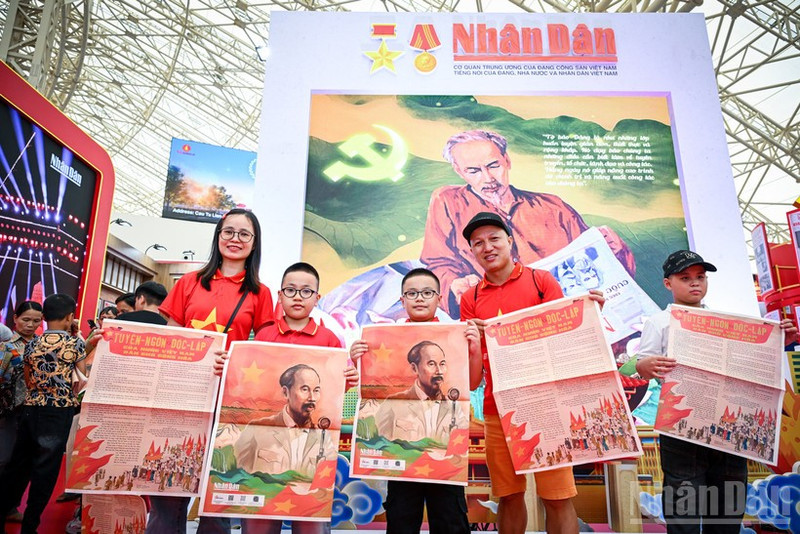 Diario Nhan Dan recibe premio al “Espacio Expositivo Destacado” en la Exposición de Logros Nacionales
