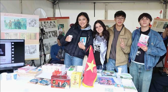 Visitantes en el pabellón vietnamita. (Foto: VNA)