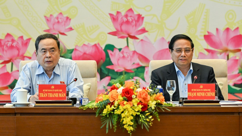 El secretario del Comité partidista del Gobierno y primer ministro, Pham Minh Chinh, y el secretario del Comité partidista y presidente de la Asamblea Nacional, Tran Thanh Man, presiden la reunión. (Foto: Nhan Dan)