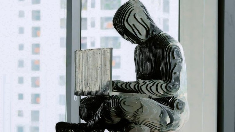 La VBA presenta la escultura de Satoshi, la quinta en el mundo.