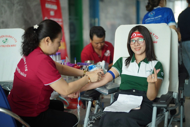 Una joven participa en la donación de sangre (Foto: tienphong.vn)