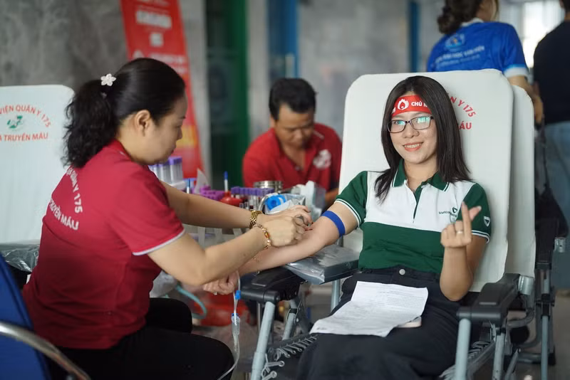 Una joven participa en la donación de sangre (Foto: tienphong.vn)