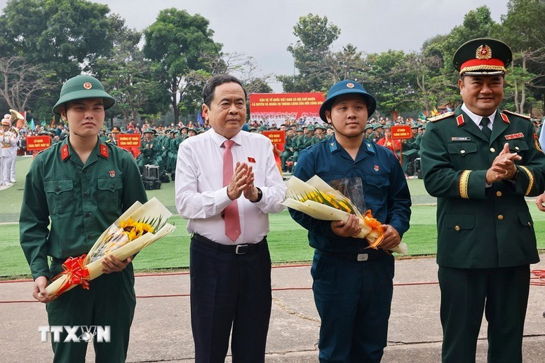 El presidente de la Asamblea Nacional de Vietnam, Tran Thanh Man, y los nuevos soldados. (Foto: VNA)