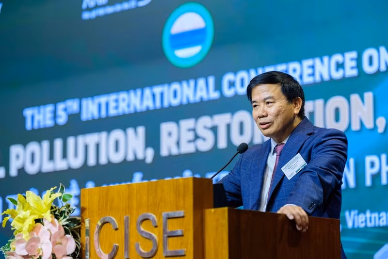El profesor Hoang Chung Tham, de la Universidad de Auburn, se dirige a la conferencia. (Foto: ICISE)