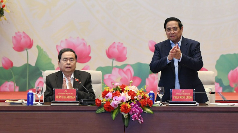 El secretario del Comité del Partido del Gobierno y primer ministro, Pham Minh Chinh (derecha), y el secretario del Comité del Partido de la Asamblea Nacional y titular del Legislativo, Tran Thanh Man, copresiden la cita. (Foto: Nhan Dan)