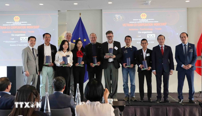 Los ponentes reciben obsequios del comité organizador. (Foto: VNA)