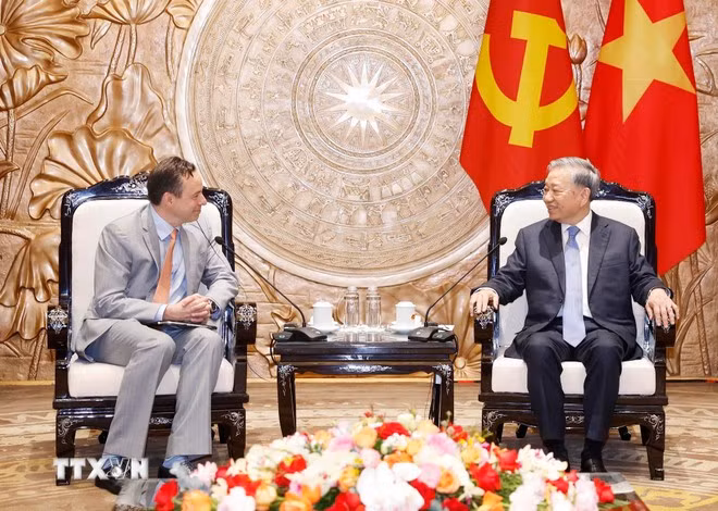El secretario general del Partido Comunista de Vietnam, To Lam (derecha), conversa con Scott Strazik, presidente y director ejecutivo de GE Vernova. (Foto: VNA)