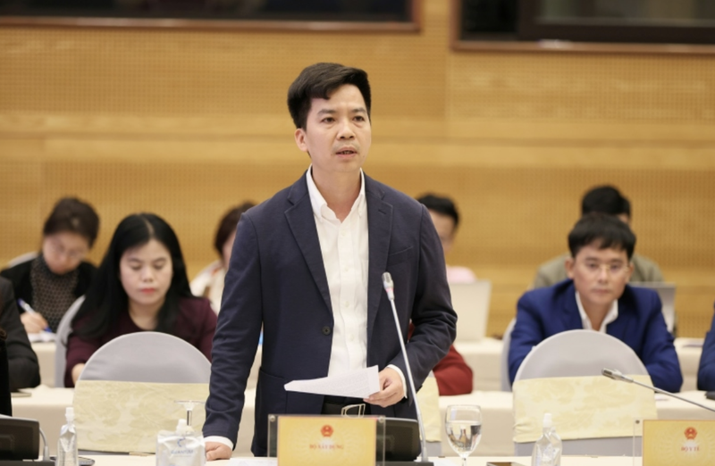 Ha Quang Hung, subdirector del Departamento de Gestión de Vivienda y Mercado Inmobiliario, habla en la cita (Foto: baodautu.vn)